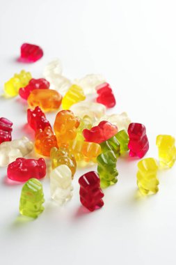 Beyaz arka planda jelibon.