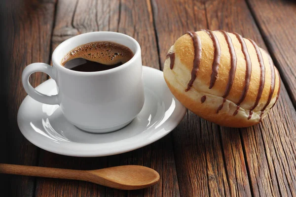 带巧克力的甜甜圈和木制背景的咖啡 — 图库照片