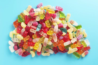 Mavi arka planda jöleli şeker karışımı, üst manzara.