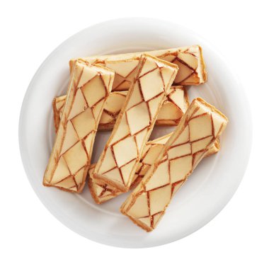 Beyaz arka planda izole edilmiş bir tabakta kayısı jöleli klasik puf börekleri.