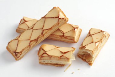 Beyaz arka planda jöleli İtalyan puf böreği.