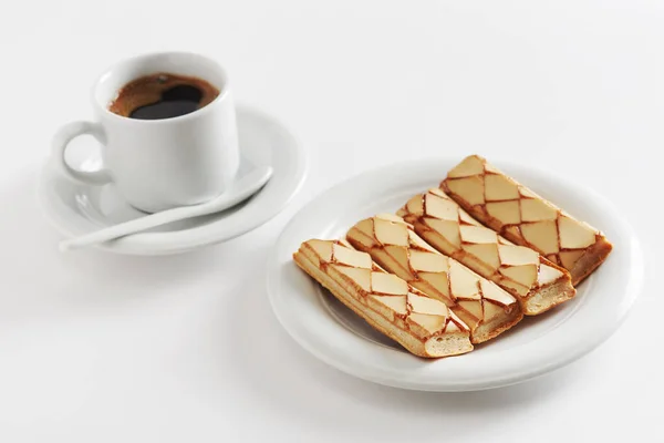 Włoskie Ciasto Francuskie Polewą Morelową Filiżanką Kawy Białym Tle — Zdjęcie stockowe