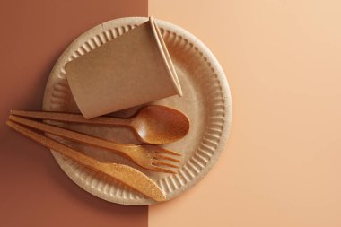 İki tonluk zemin üzerinde biyolojik olarak çözünebilir kahverengi kaplar, kopyalama alanı ile üst görünüm