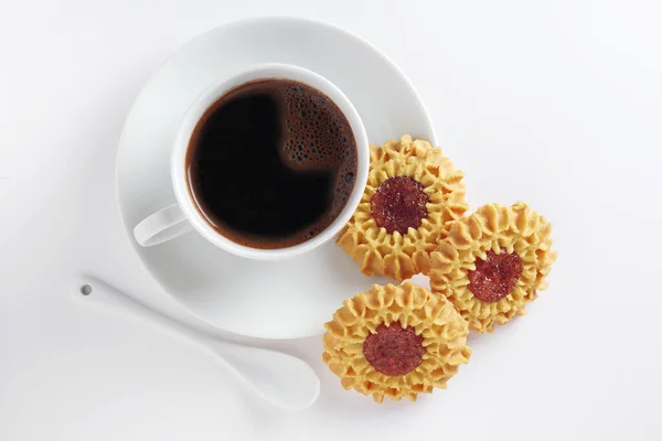 白を基調としたコーヒーとクッキーのカップ トップビュー — ストック写真