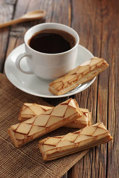 Talyan Puf Böreği Ahşap Arka Planda Bir Fincan Kahve — Stok fotoğraf