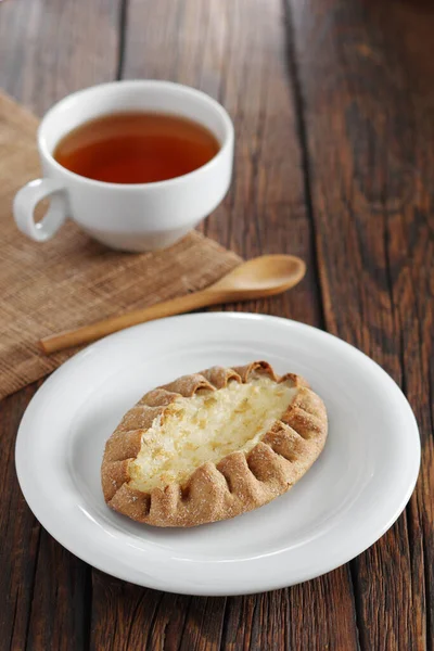 Sütlaçlı Çörek Ahşap Arka Planda Bir Fincan Çay — Stok fotoğraf