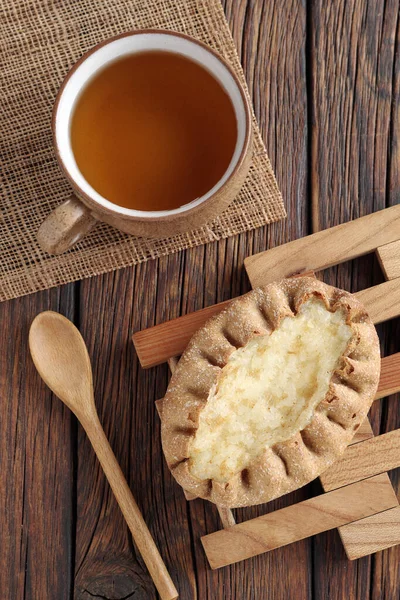 素朴な木製のテーブルの上にライスプディングとお茶のカップとパン トップビュー — ストック写真