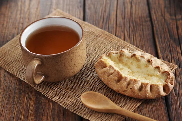Pirinç Pudingli Çörek Ahşap Masada Bir Fincan Çay — Stok fotoğraf
