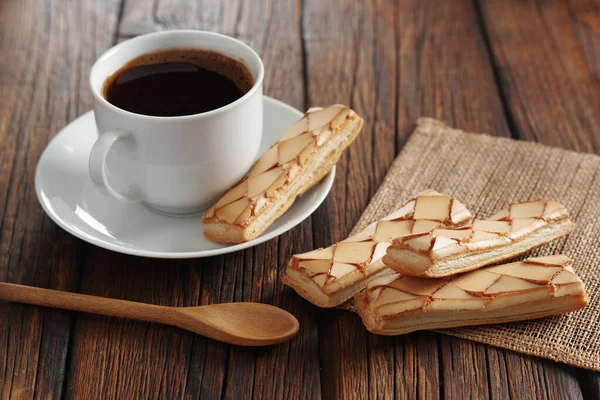 Talyan Puf Böreği Ahşap Arka Planda Bir Fincan Kahve — Stok fotoğraf