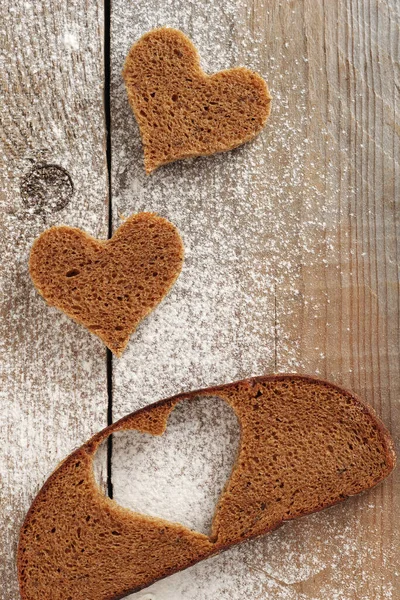 Herzförmige Scheiben Roggenbrot Auf Holzgrund Ansicht Von Oben — Stockfoto