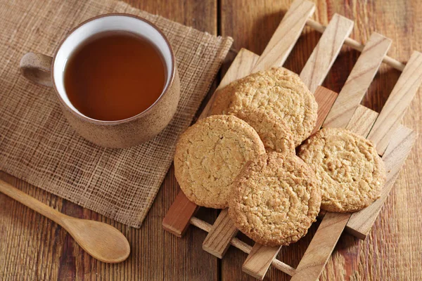 Direkt Über Dem Blick Auf Kekse Und Tee Auf Holztisch — Stockfoto