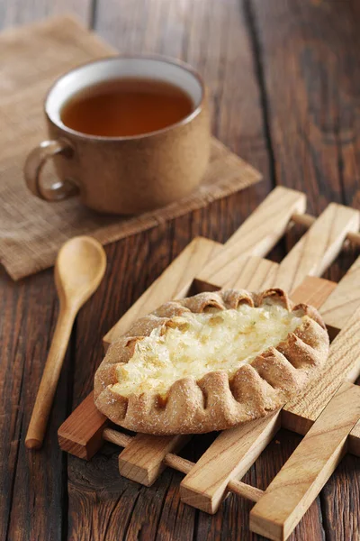 Semmel Mit Milchreis Und Tee Auf Rustikalem Holztisch — Stockfoto