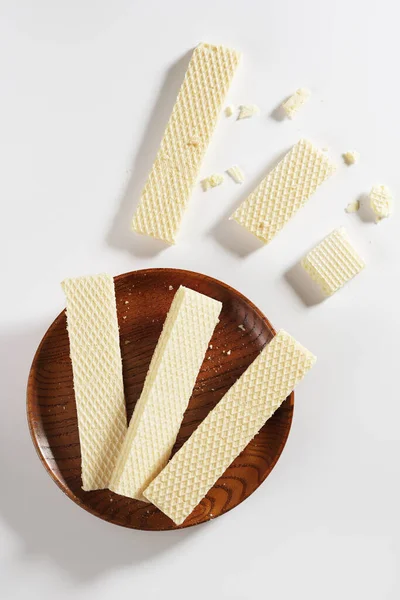 Romige Wafelkoekje Een Bord Een Witte Tafel Bovenaanzicht — Stockfoto