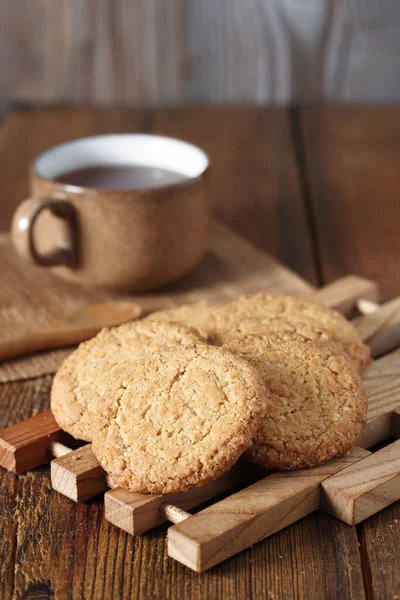 Haferflocken Kekse Und Tee Auf Rustikalem Holztisch — Stockfoto