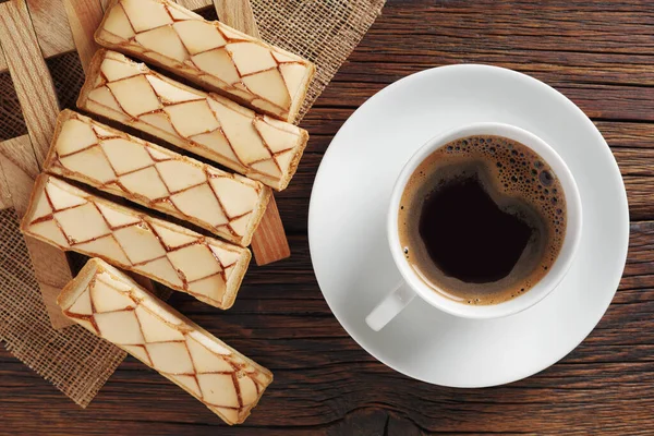 Sfogliatine Glassate 松饼和木制背景咖啡 顶部视图 — 图库照片