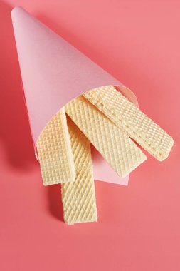 Pembe arka planda pakette gofretler