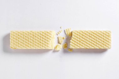 Kırık gofret bisküvisi beyaz arka planda, yakın plan, üst görünüm