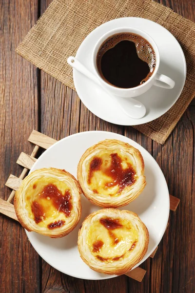 Portekiz Yumurtalı Turtası Pastel Nata Ahşap Arka Planda Bir Fincan — Stok fotoğraf