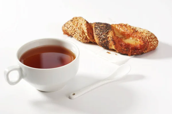Beyaz Arka Planda Tohumları Olan Bir Fincan Çay Puf Böreği — Stok fotoğraf