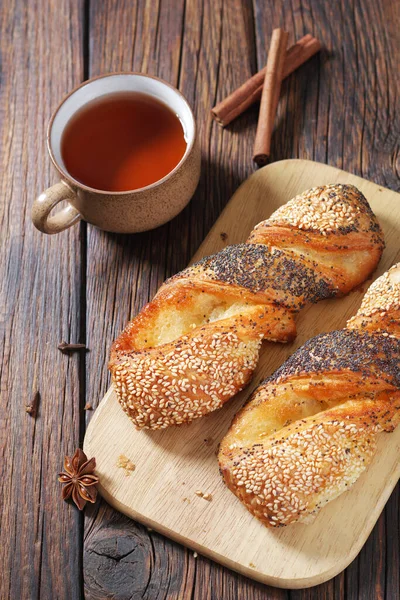 Kopje Warme Thee Met Heerlijke Broodjes Met Zaden Houten Achtergrond — Stockfoto
