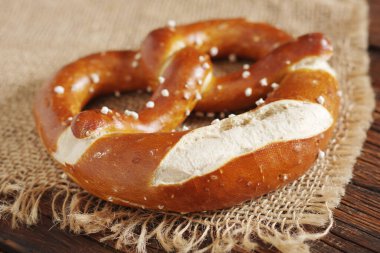 Masada çuval bezi üzerine Bavyera tuzlu krakeri yakın plan.