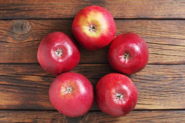 Ahşap zemin üzerinde taze kırmızı elmalar, üst görünüm