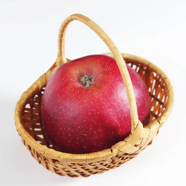 Pomme Rouge Mûre Dans Panier Sur Fond Blanc — Photo