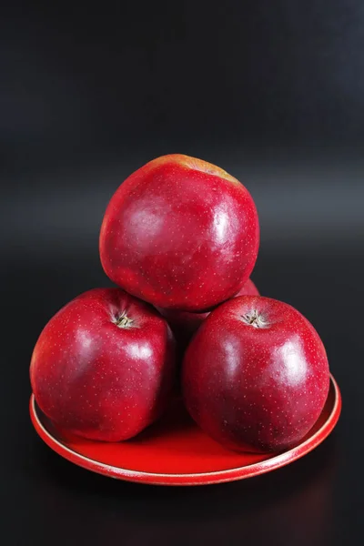 Manzanas Plato Rojo Sobre Fondo Negro Cerca — Foto de Stock