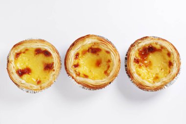 Beyaz arka planda geleneksel Portekiz kekleri 