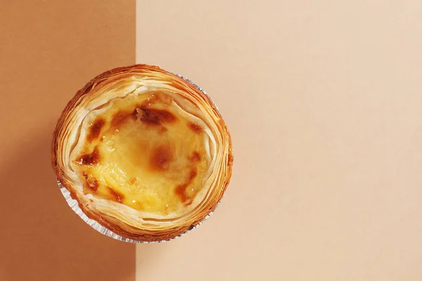 传统的葡萄牙甜点 双色背景的意大利面 顶部有复制空间 — 图库照片