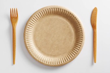 Beyaz arka planda tek kullanımlık çevre dostu yemekler.