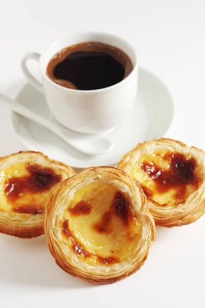 Pastel Nata Taza Café Sobre Fondo Blanco Cerca — Foto de Stock