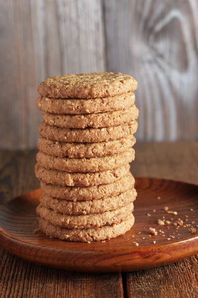 Montón Galletas Avena Plato Madera Sobre Mesa —  Fotos de Stock