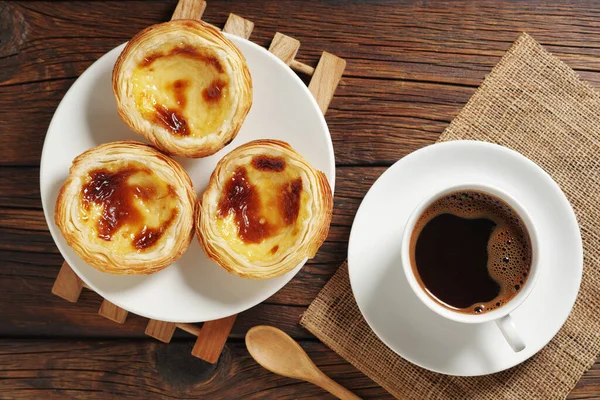 Прямо Над Видом Португальский Яичный Пирог Пастель Ната Чашку Кофе — стоковое фото