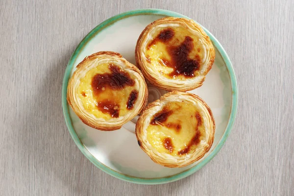 Typiska Portugisiska Vaniljpajer Pastel Nata Tallrik Bordet Ovanifrån — Stockfoto