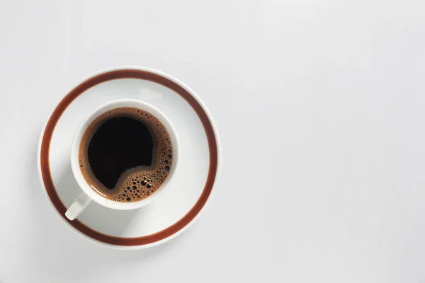 白い背景にソーサー付きコーヒーカップ コピースペース付きのトップビュー — ストック写真