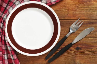 Koyu ahşap masa, üstten görünüm üzerinde çatal ile boş temiz tabak