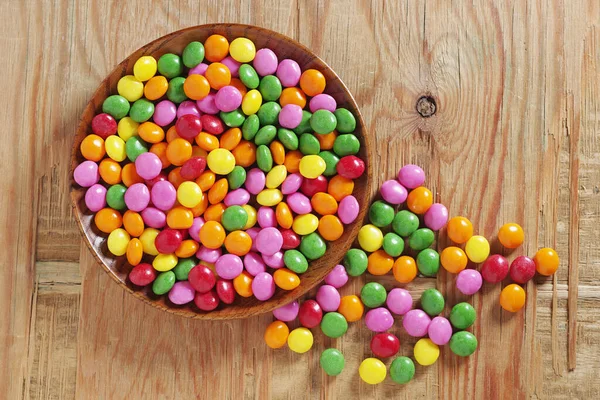Bonbons Sucrés Colorés Dans Une Assiette Sur Vieux Fond Bois — Photo