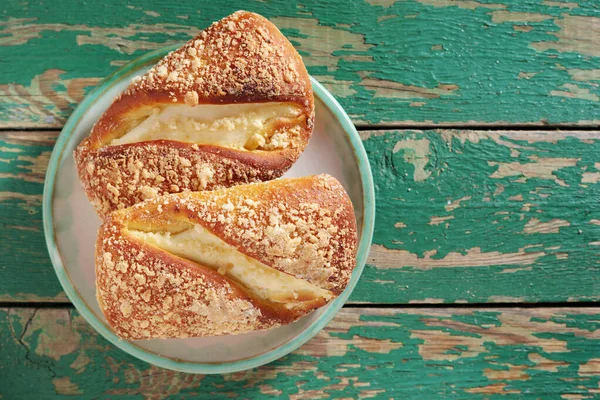 Brötchen Mit Quark Auf Einem Teller Auf Altem Grünen Holzgrund — Stockfoto