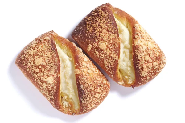 白い背景にコテージチーズのあるパン トップビュー — ストック写真
