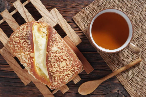 Süzme Peynirli Çörek Kırsal Ahşap Masada Bir Fincan Çay — Stok fotoğraf