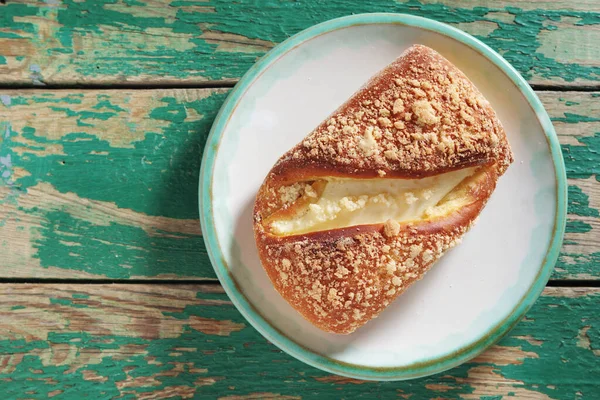 Semmel Mit Quark Auf Einem Teller Auf Altem Grünen Holzgrund — Stockfoto