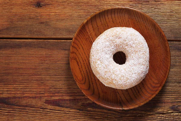 Donut Mit Puderzucker Auf Einem Teller Auf Holzgrund Draufsicht Mit — Stockfoto