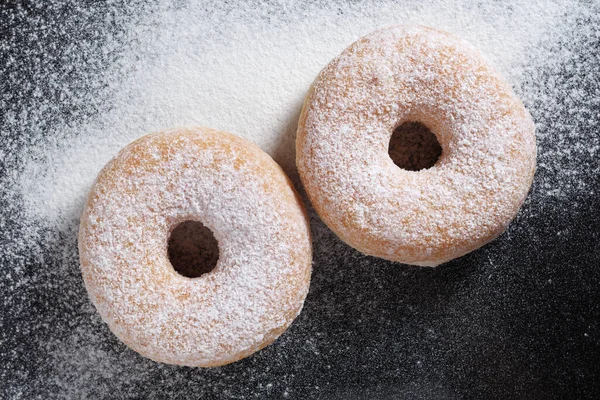 Donuts Mit Puderzucker Vor Dem Hintergrund Eines Schwarzen Metalltabletts Ansicht — Stockfoto