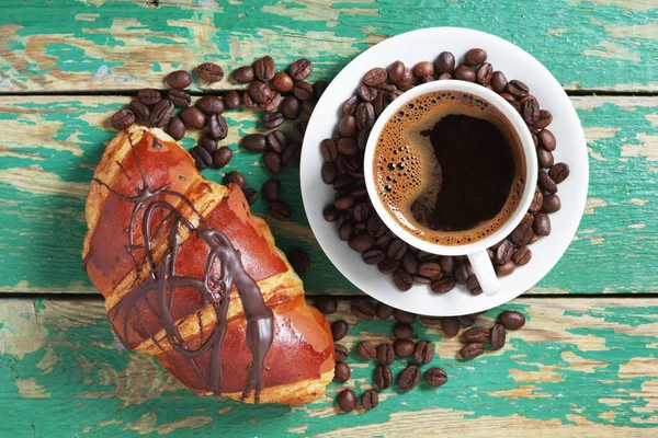 Xícara Café Croissant Com Chocolate Velha Mesa Madeira Verde Vista — Fotografia de Stock