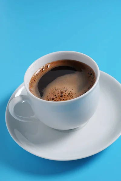 青を基調としたコーヒーカップクローズアップ — ストック写真