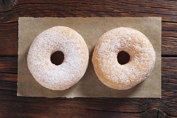 Klassieke Donuts Met Poedersuiker Houten Ondergrond Bovenaanzicht — Stockfoto