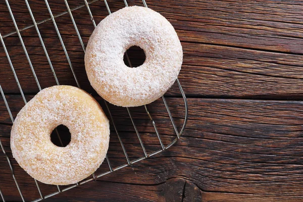 Bovenaanzicht Van Klassieke Donuts Met Poedersuiker Houten Tafel Met Kopieerruimte — Stockfoto