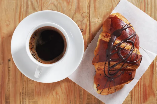 Croissant Čokoládou Šálkem Kávy Starém Dřevěném Pozadí Výhled Shora — Stock fotografie