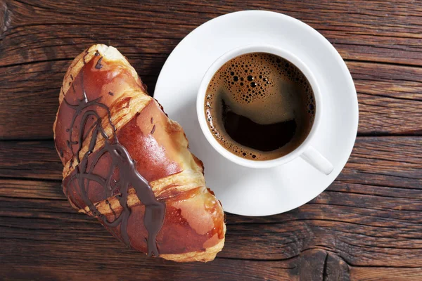 Croissant Con Chocolate Taza Café Sobre Fondo Madera Oscura Vista — Foto de Stock